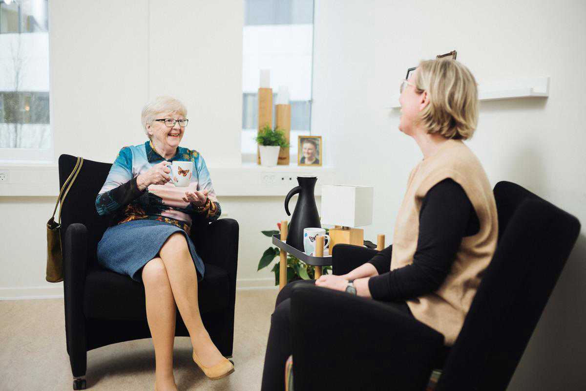 Forebyggende hjemmebesøg, foto af 2 kvinder i en samtale i hver sin lænestol