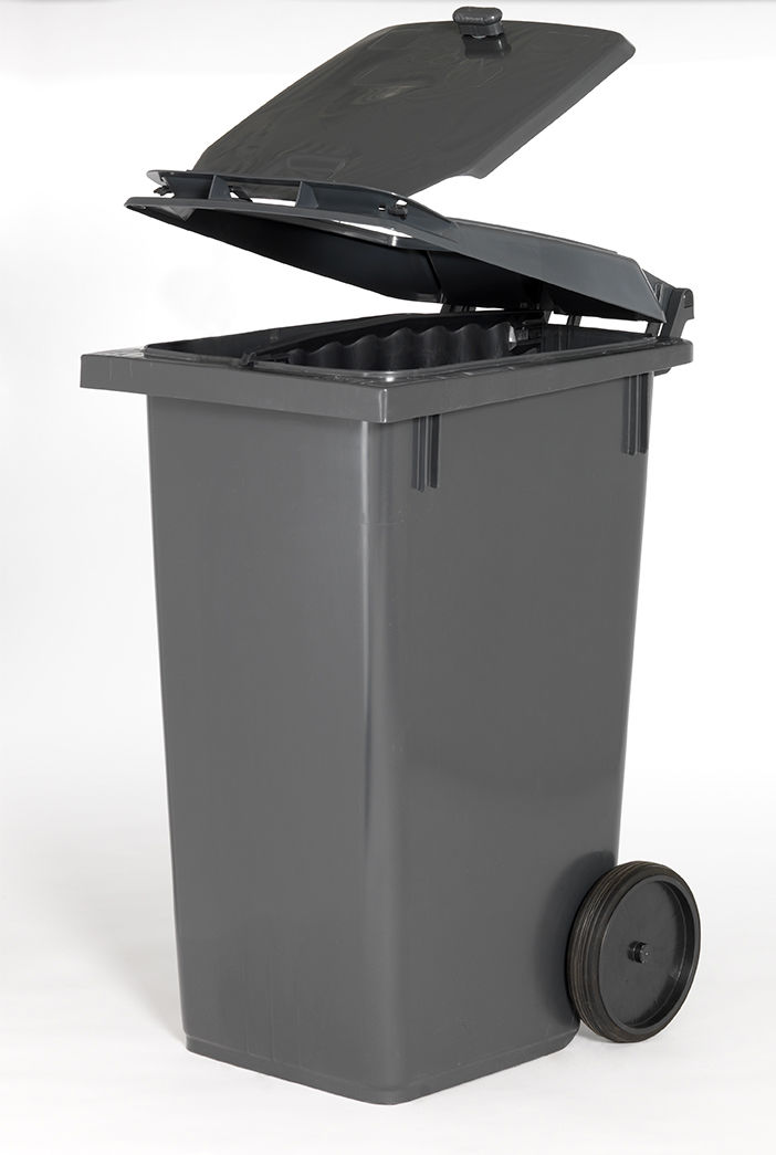 Grå affaldsbeholder med låg-i-låg-løsning, hvor det øverste låg er åbent, og det indvendige låg kan åbnes fra begge sider. Designet gør det lettere at smide affald i beholderen uden at skulle vende den på tømmedagen.
