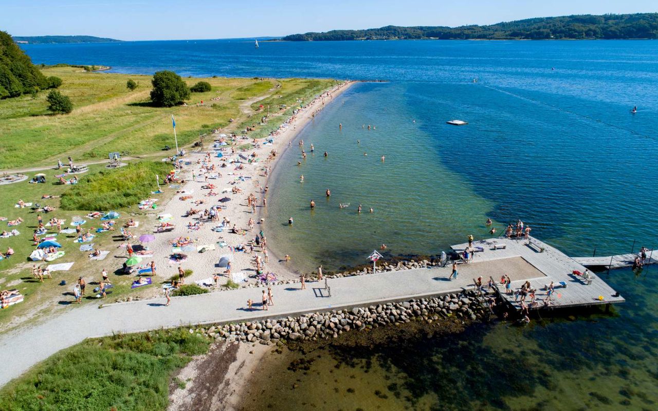 Tirsbæk Strand set fra oven