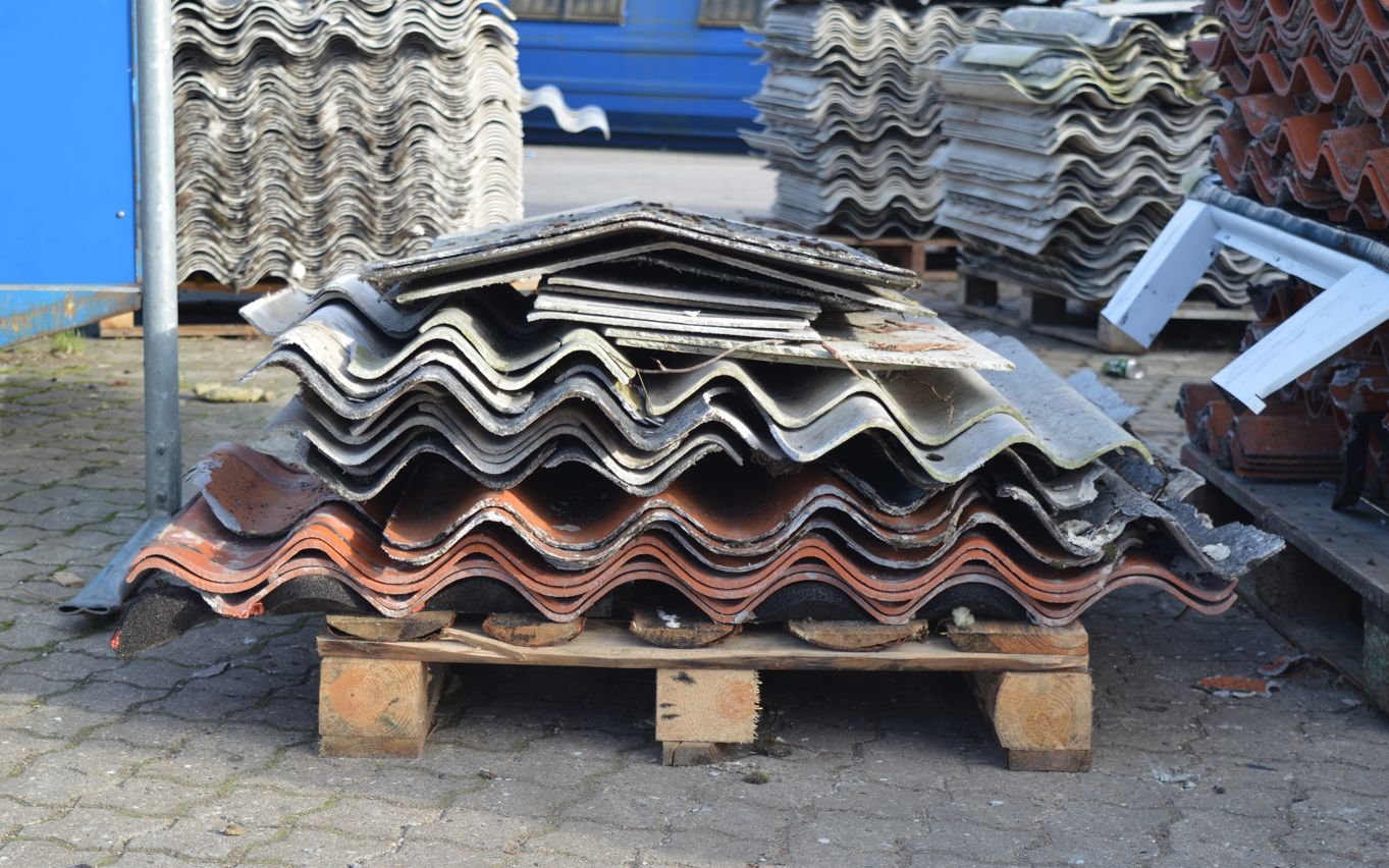 Asbestaffald på en palle.