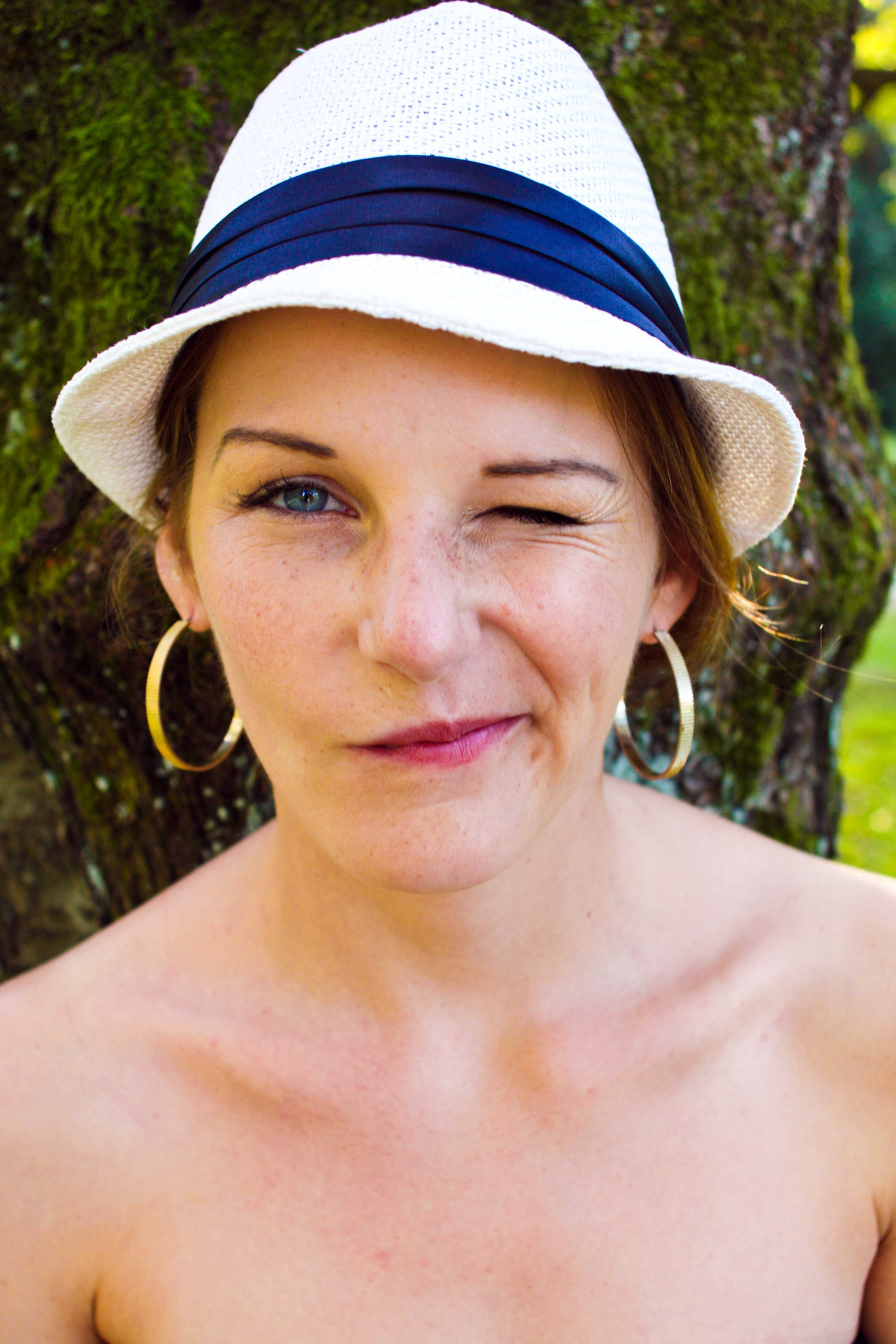 Foto af ung pige med stråhat