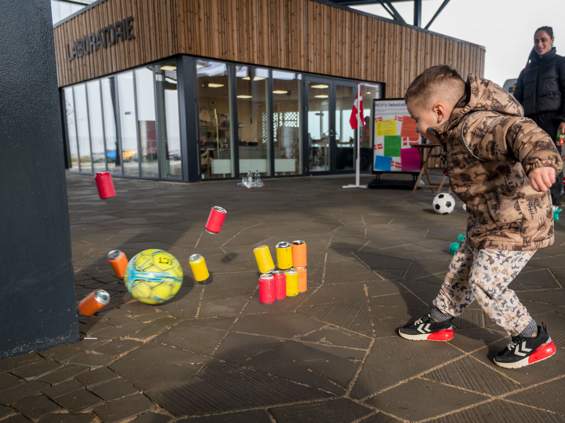 Barn skyder fodbold mod malede dåser på Torvet ved RessourceCenter Vejle i forbindelsen med fejringen af RCV's 2-års fødselsdag-