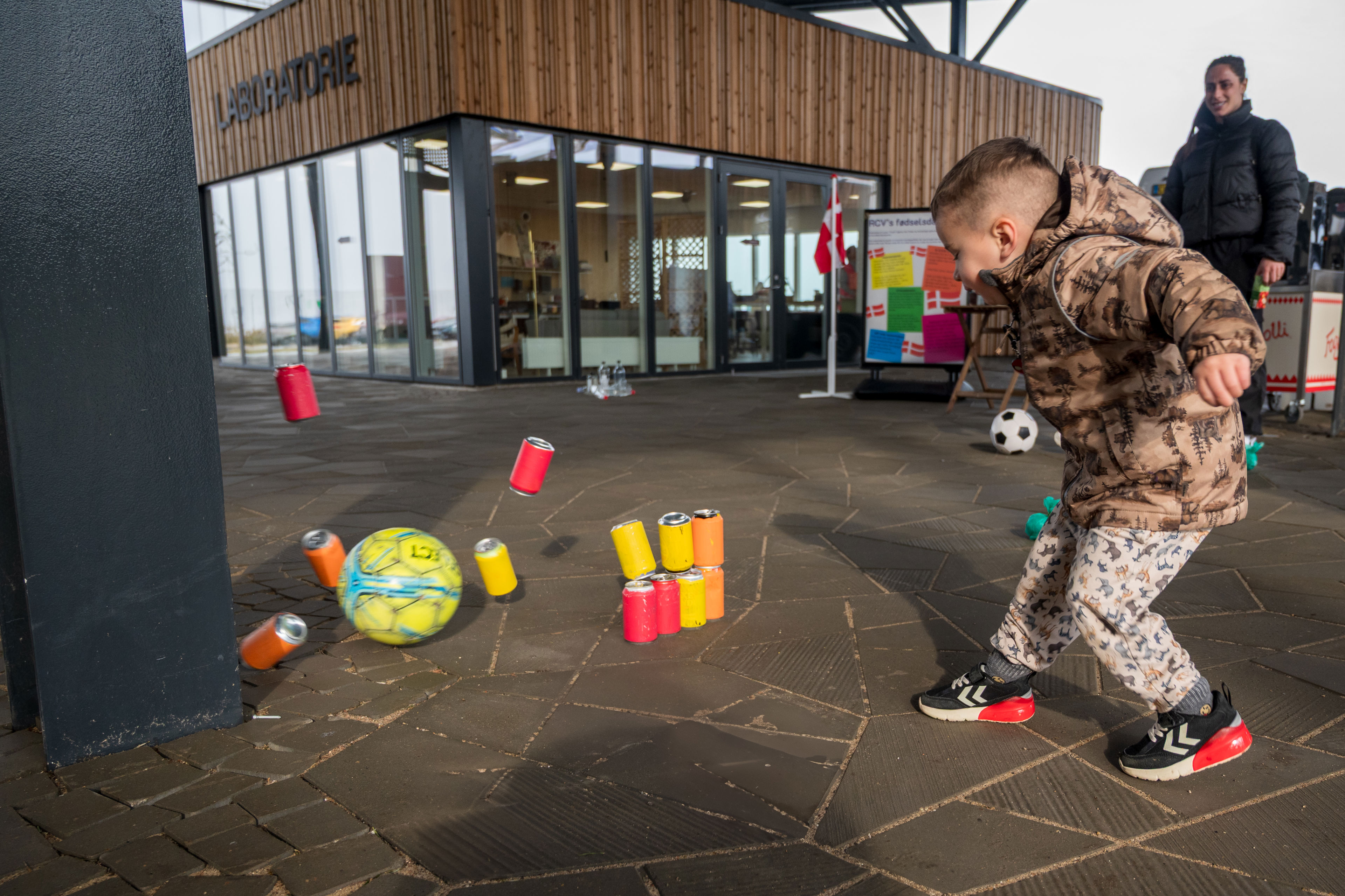Barn skyder fodbold mod malede dåser på Torvet ved RessourceCenter Vejle i forbindelsen med fejringen af RCV's 2-års fødselsdag-