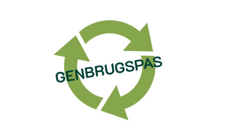 Grøn genbrugssymbol med tre pile, der danner en cirkel, og teksten "GENBRUGSPAS" henover i mørkegrøn skrift.