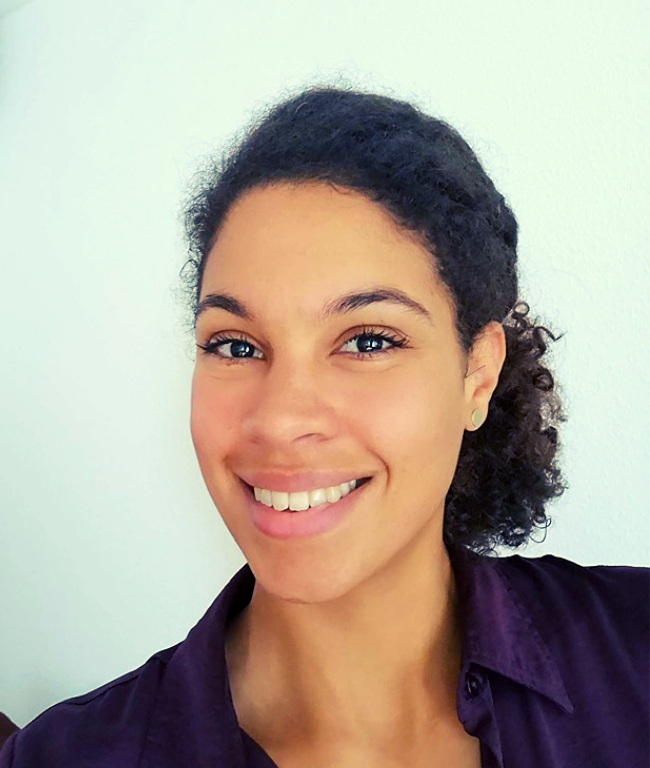 Portræt af Shasmina, som er frivillig i Ungeuniverset