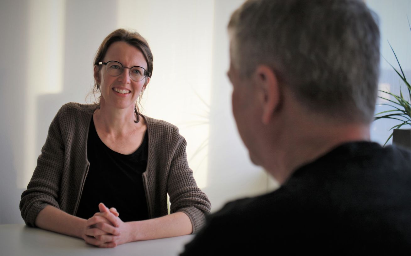 Foto af samtalesituation med 2 personer