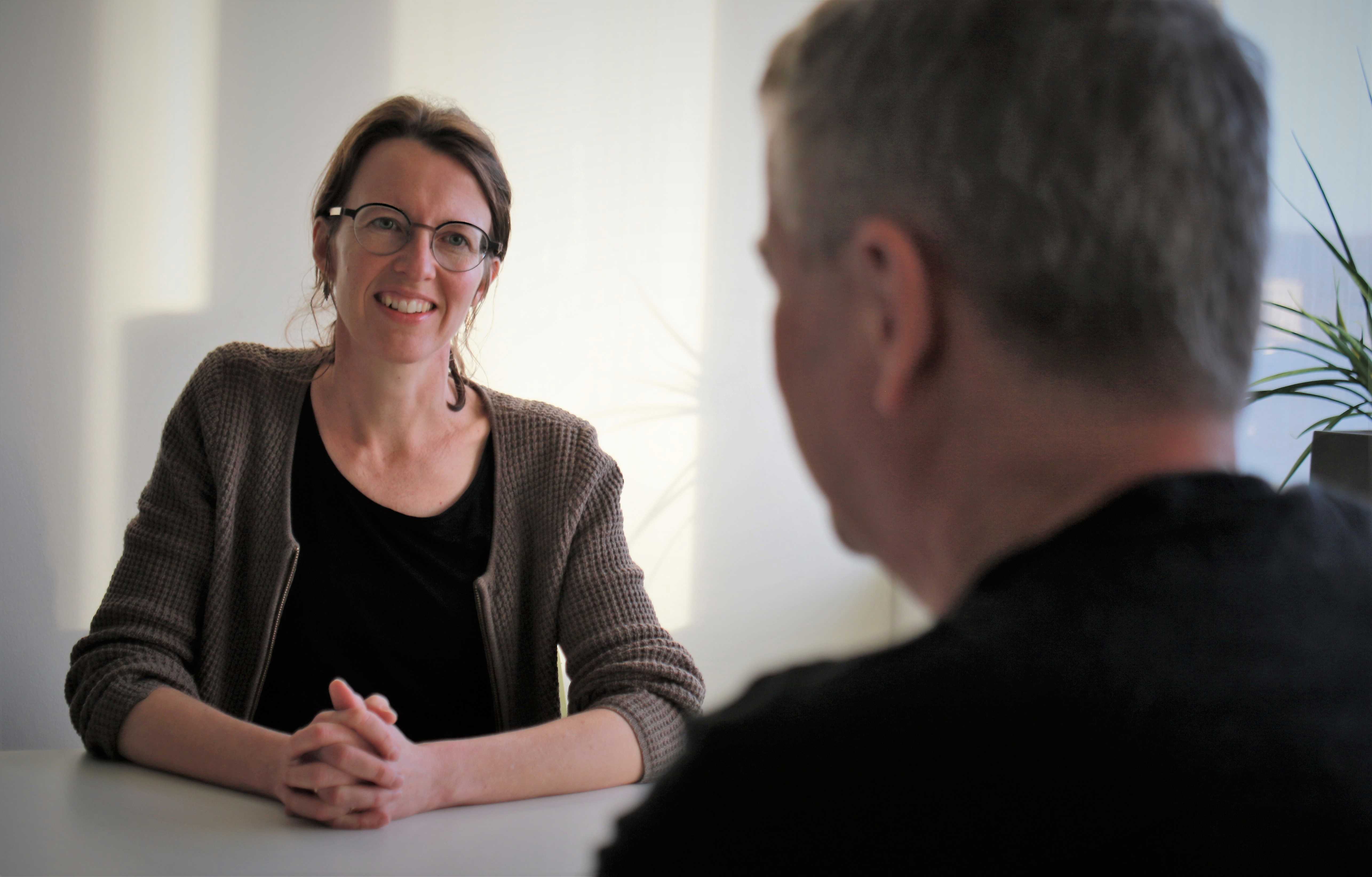 Foto af samtalesituation med 2 personer