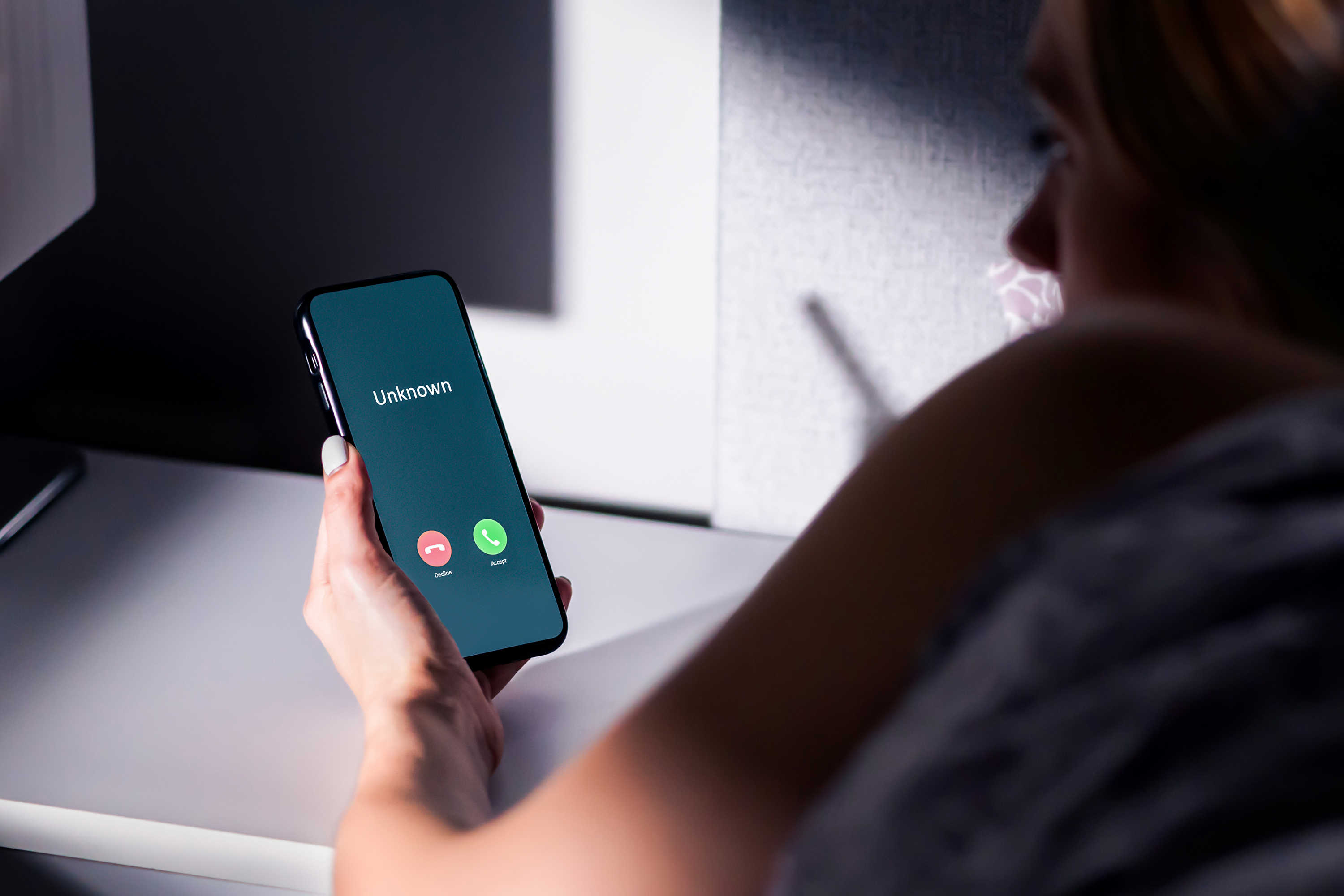 Ung pige kigger på mobil