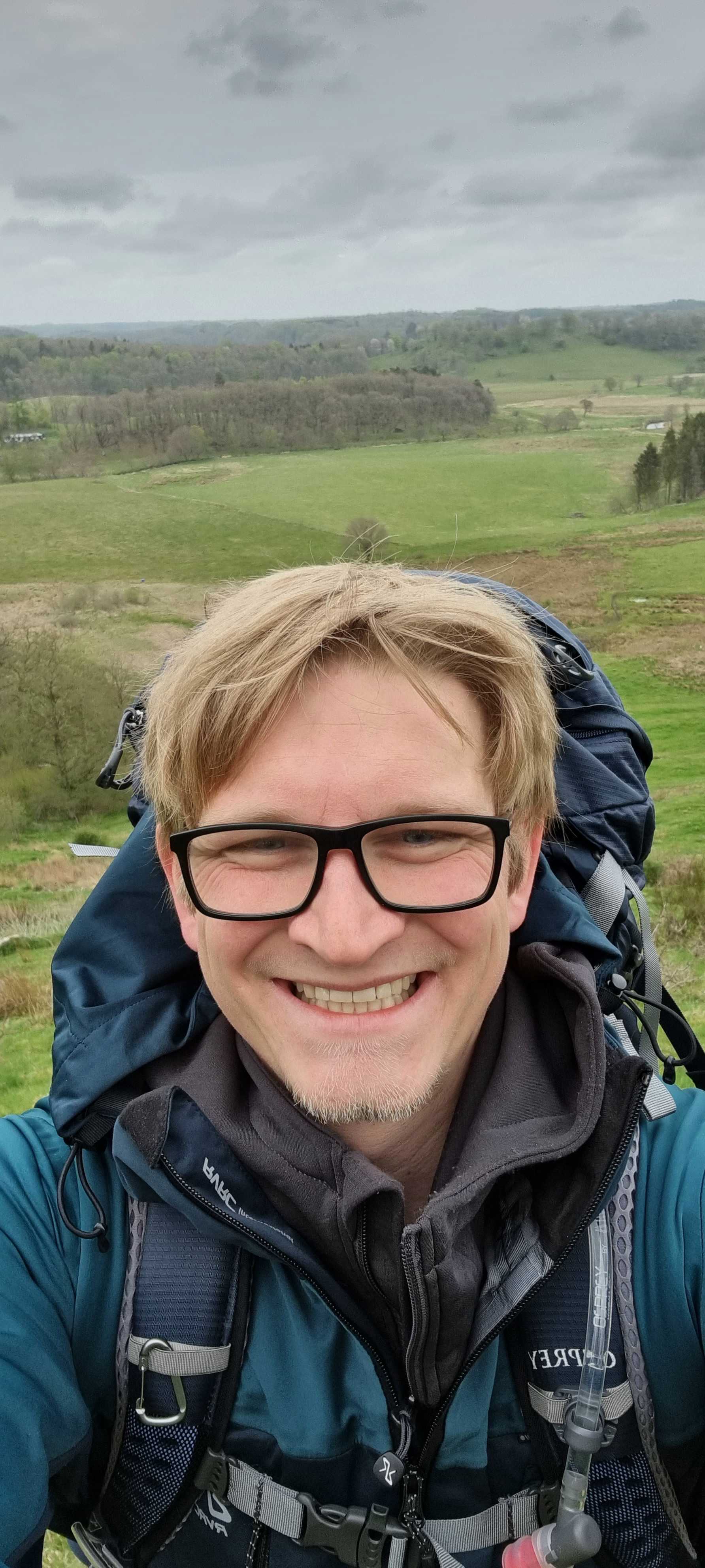 Portræt af Rasmus der er frivillig i Ungeuniverset