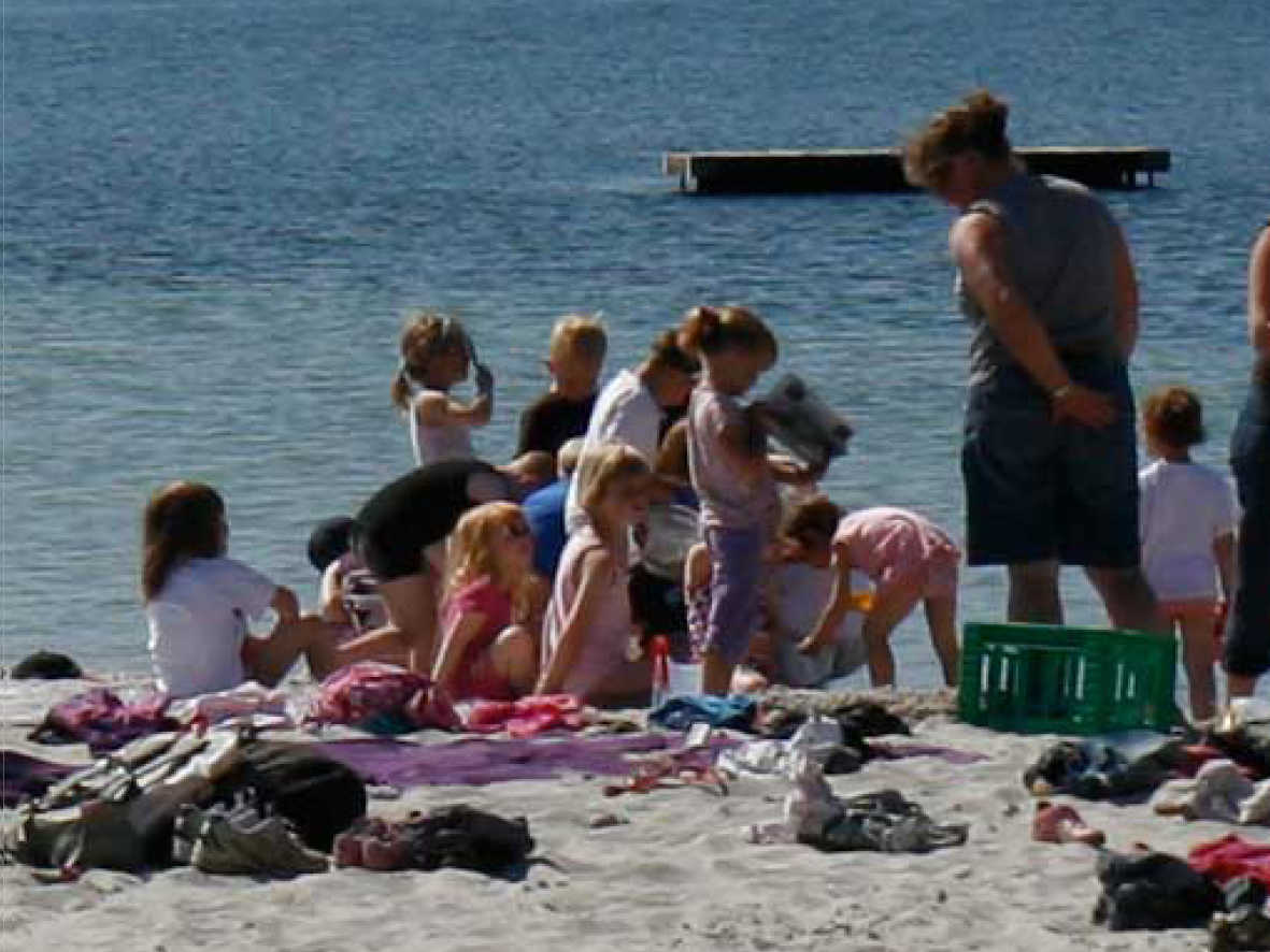 Børn på Fladstranden i Høll