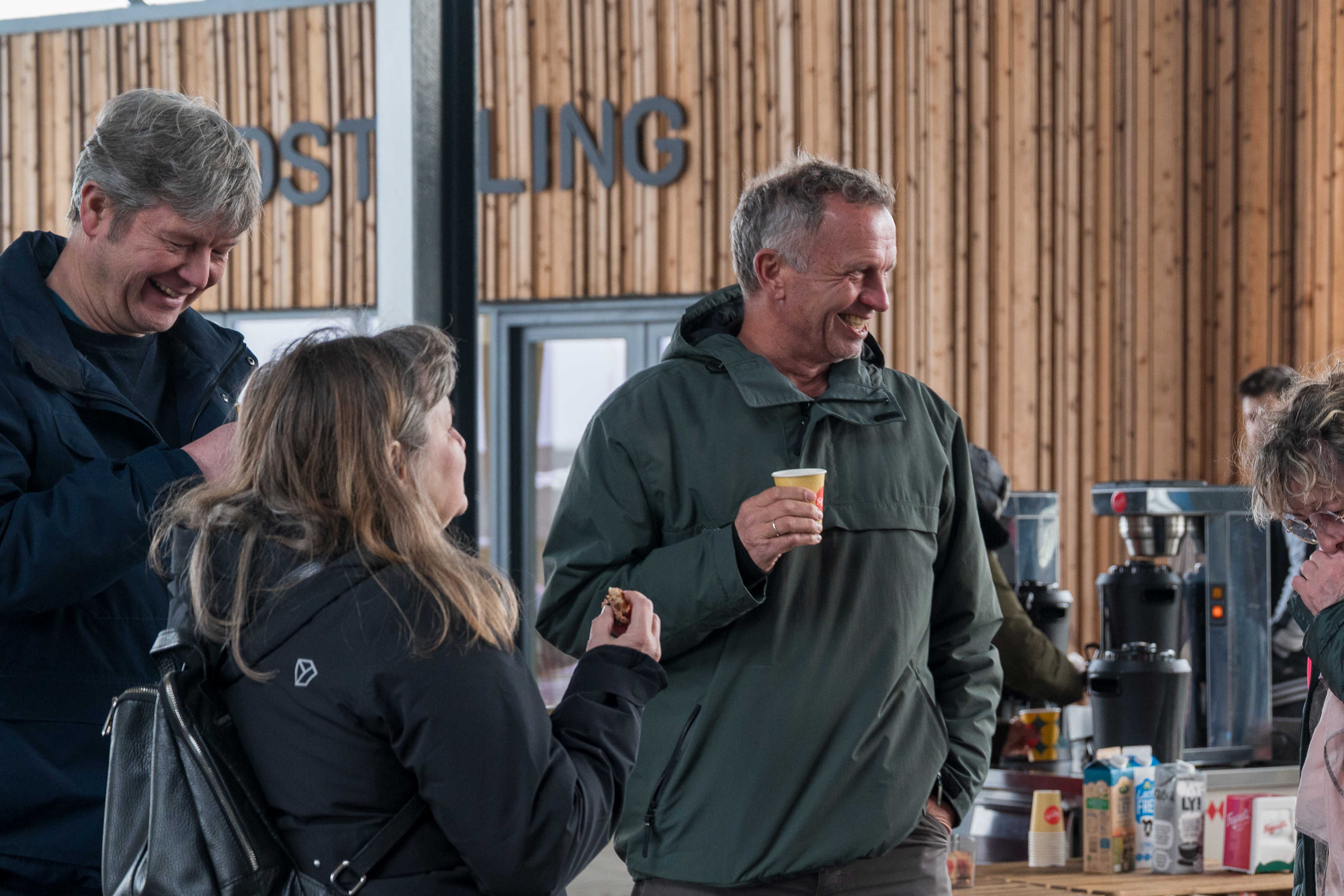 Personer med kaffe og kage på Torvet ved RessourceCenter Vejle i forbindelsen med fejringen af RCV's 2-års fødselsdag-