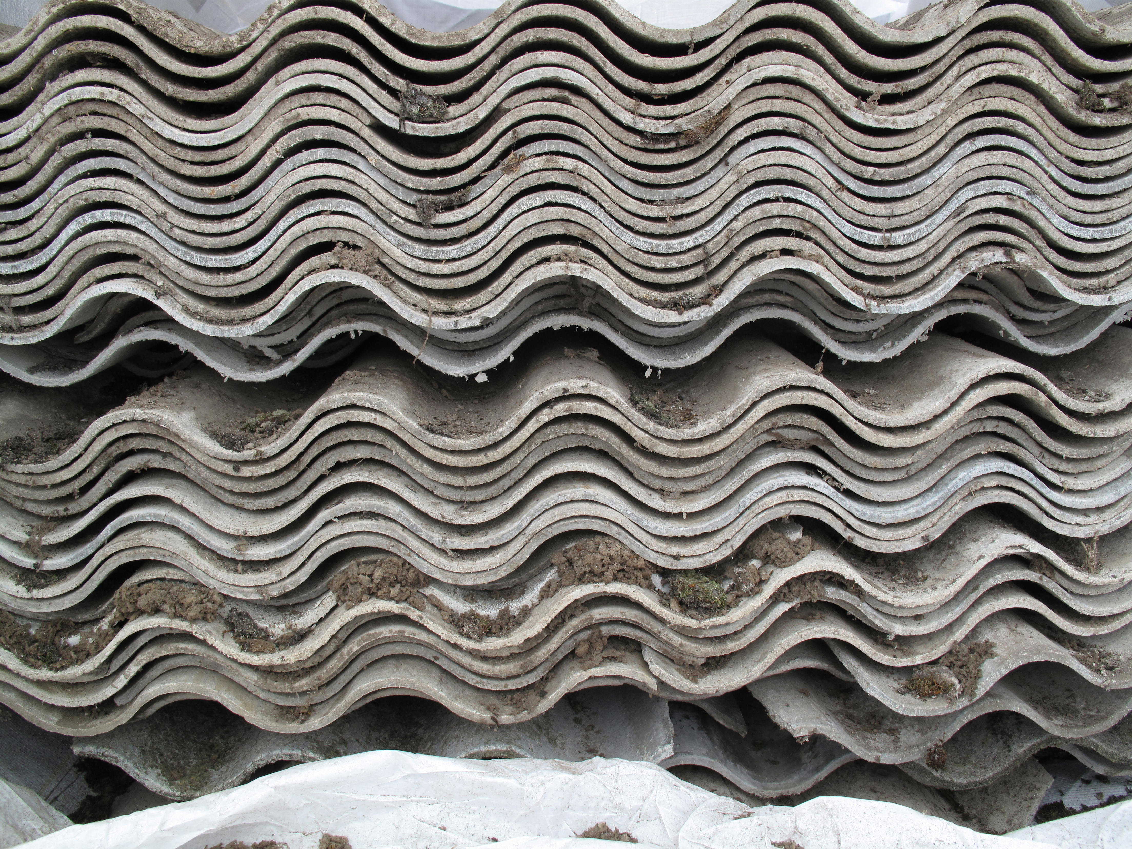 En stor stak tagplader med asbest.