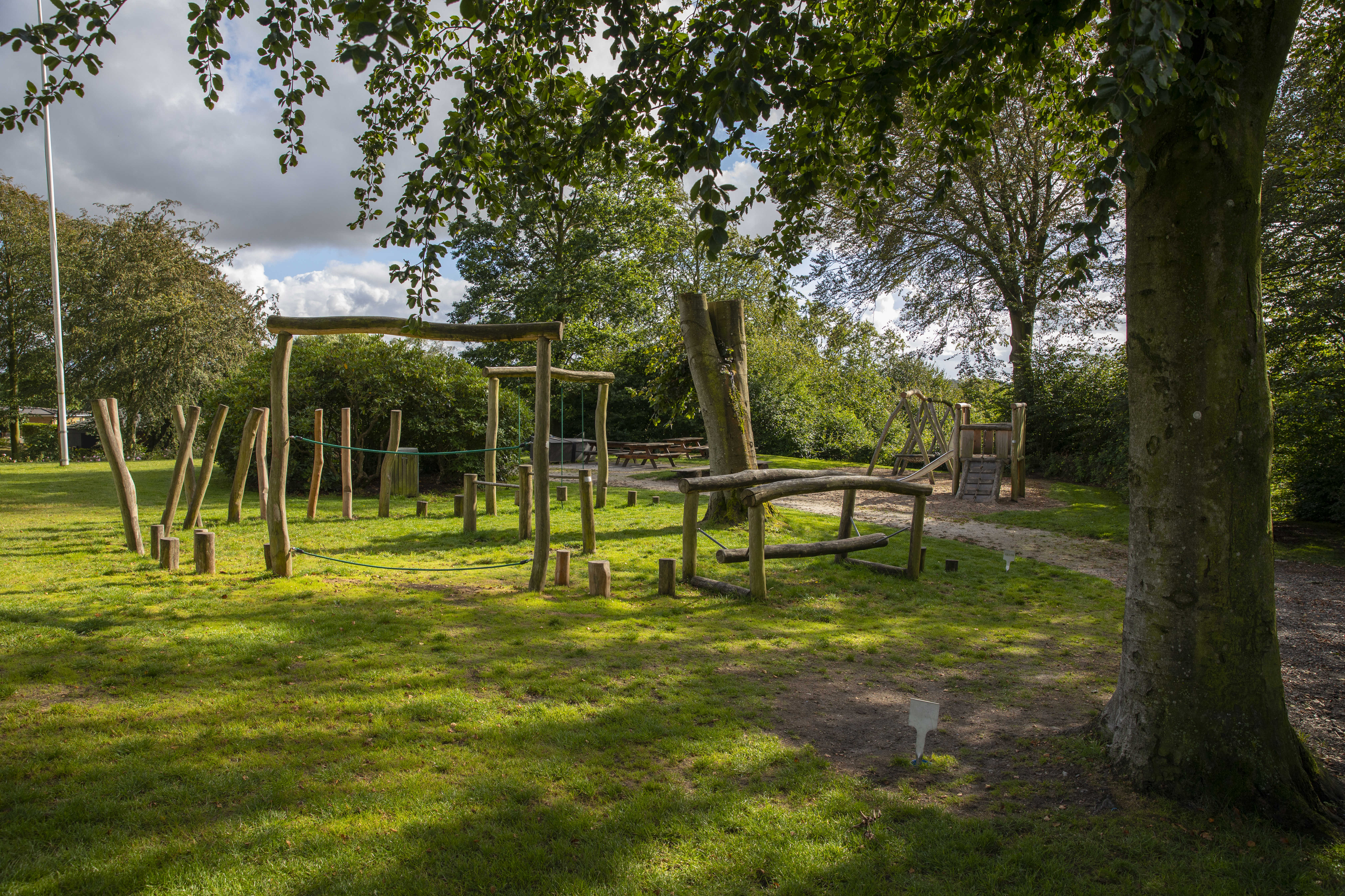 Billedet viser Egtved Bypark, hvor der er en legeplads med balancebane