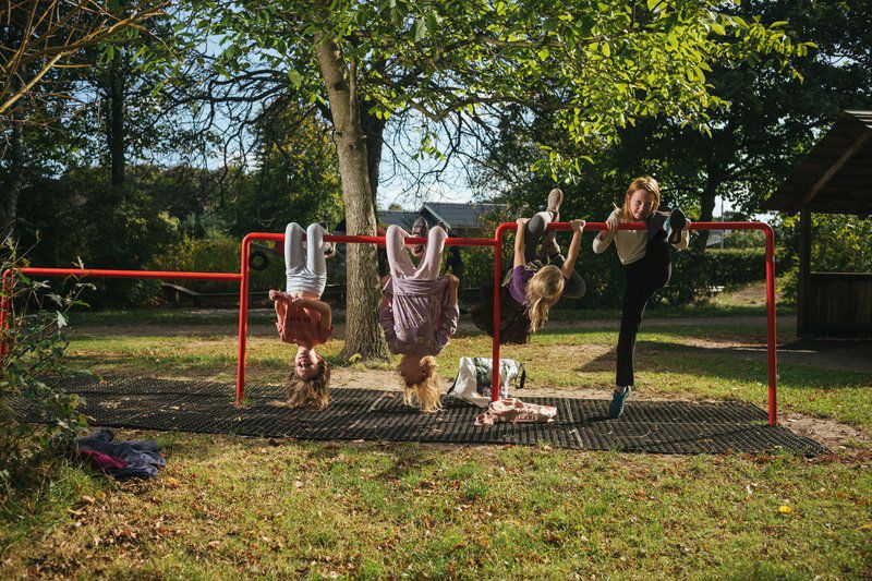 Piger på klatrestativ