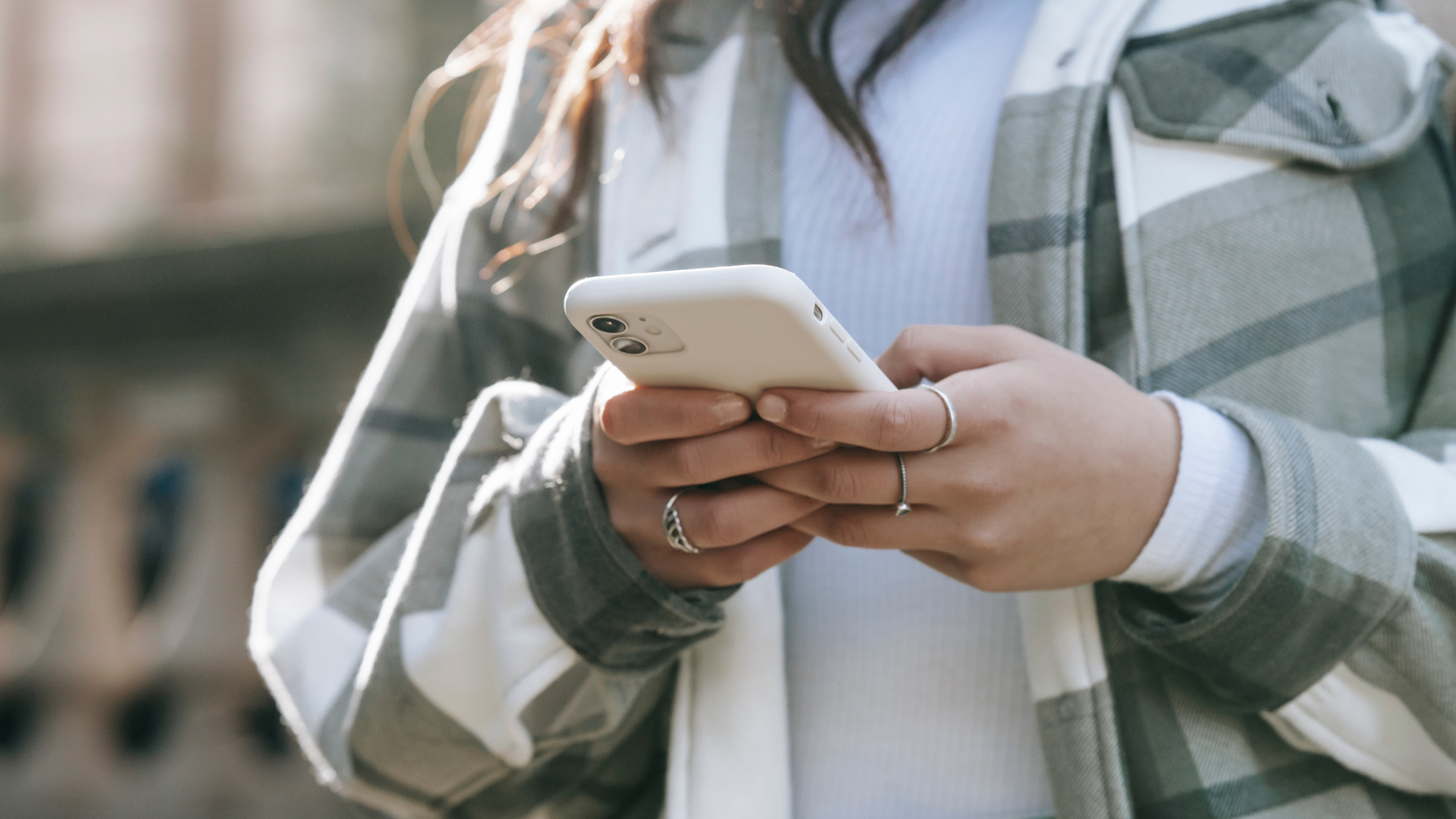 Kvinde med smartphone