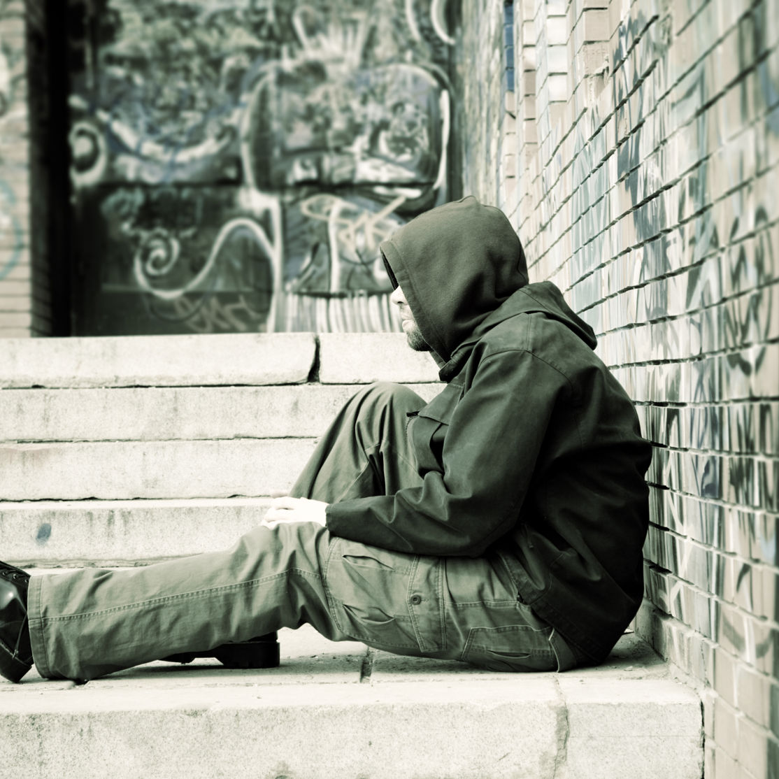 Ung mand på trappesten