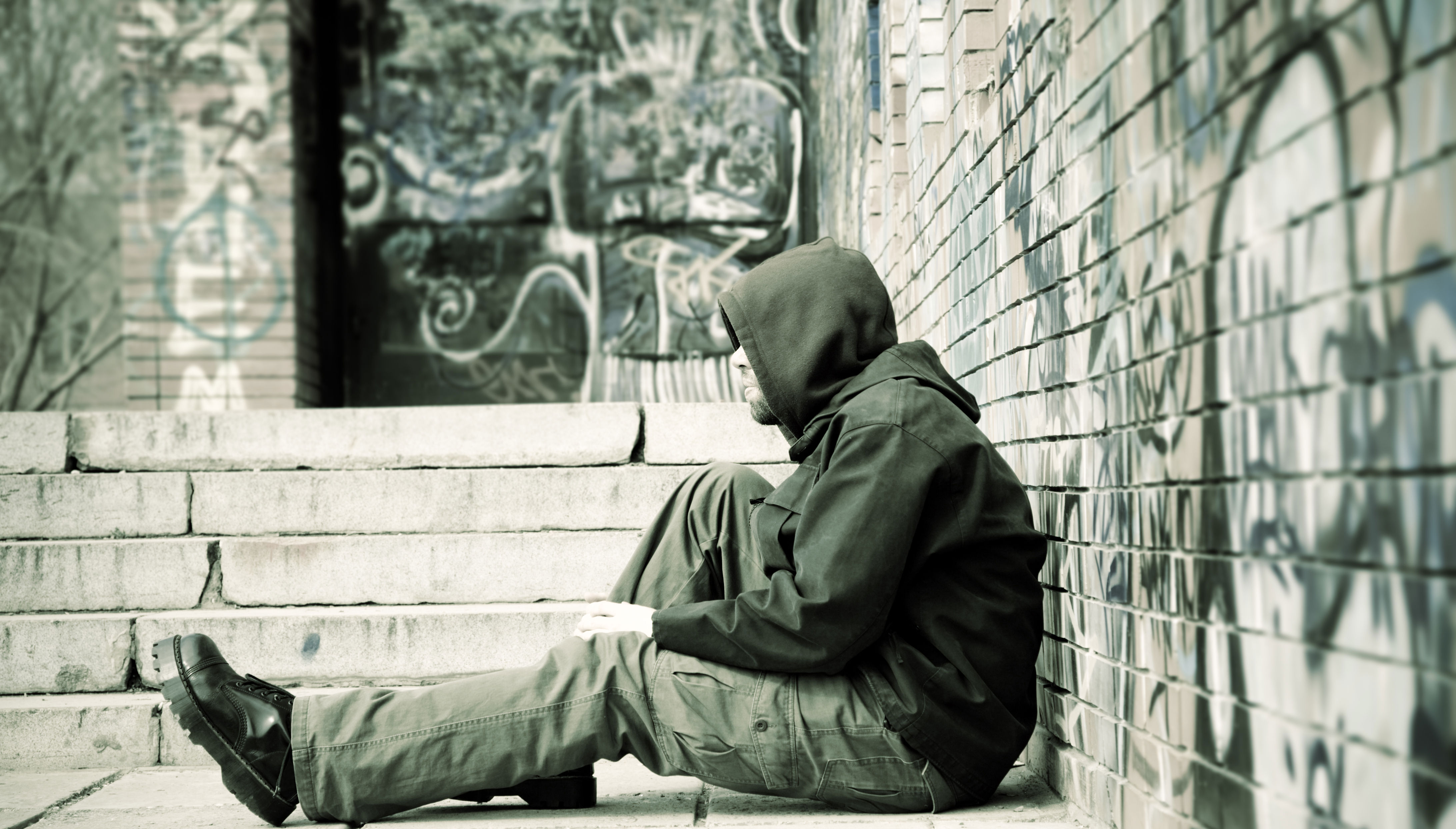 Ung mand på trappesten