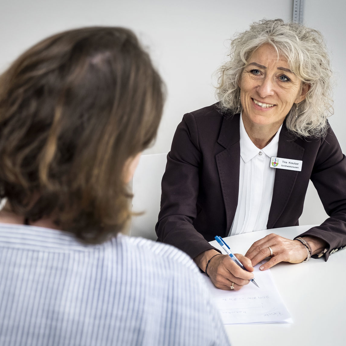 Foto af to personer i en samtale