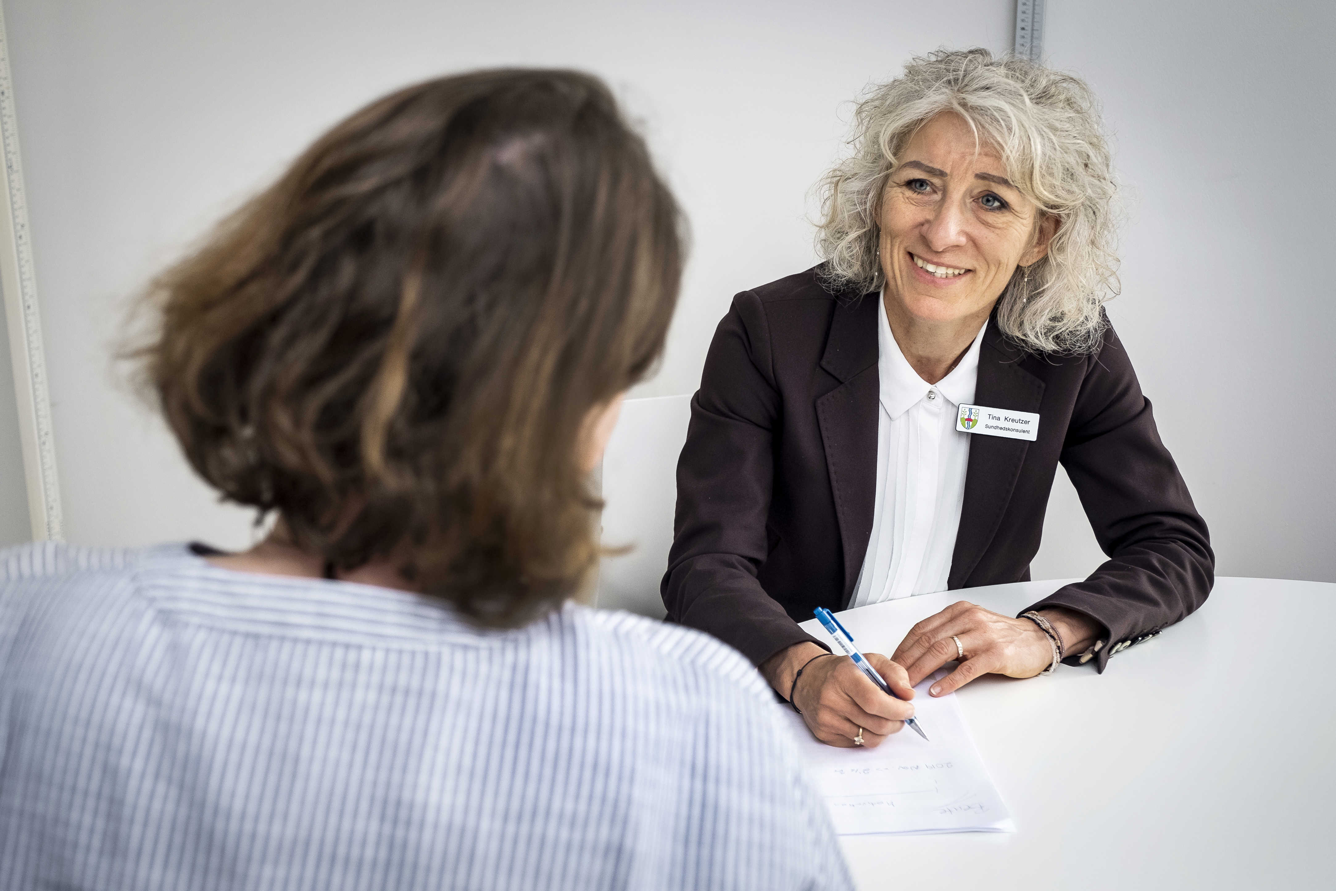 Foto af to personer i en samtale