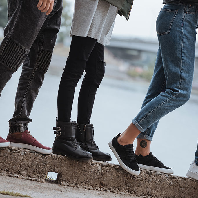 Foto af ben og sko på 4 unge mennesker