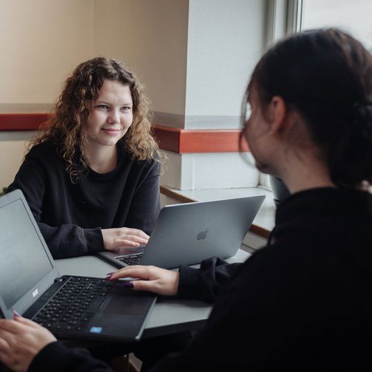 2 unge piger med pc'ere