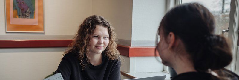 2 unge piger med pc'ere