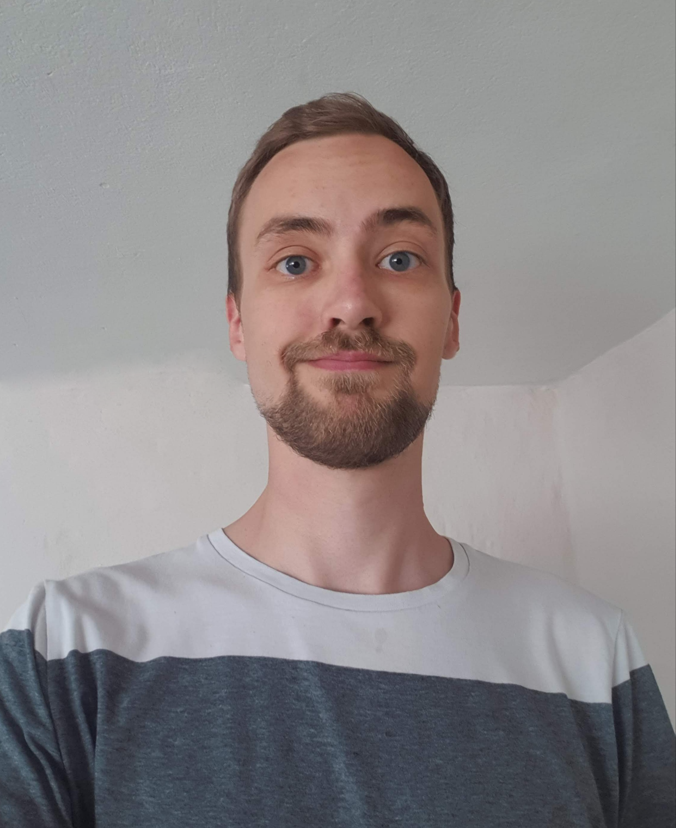 Portræt af Alexander, der er er frivillig i Ungeuniverset