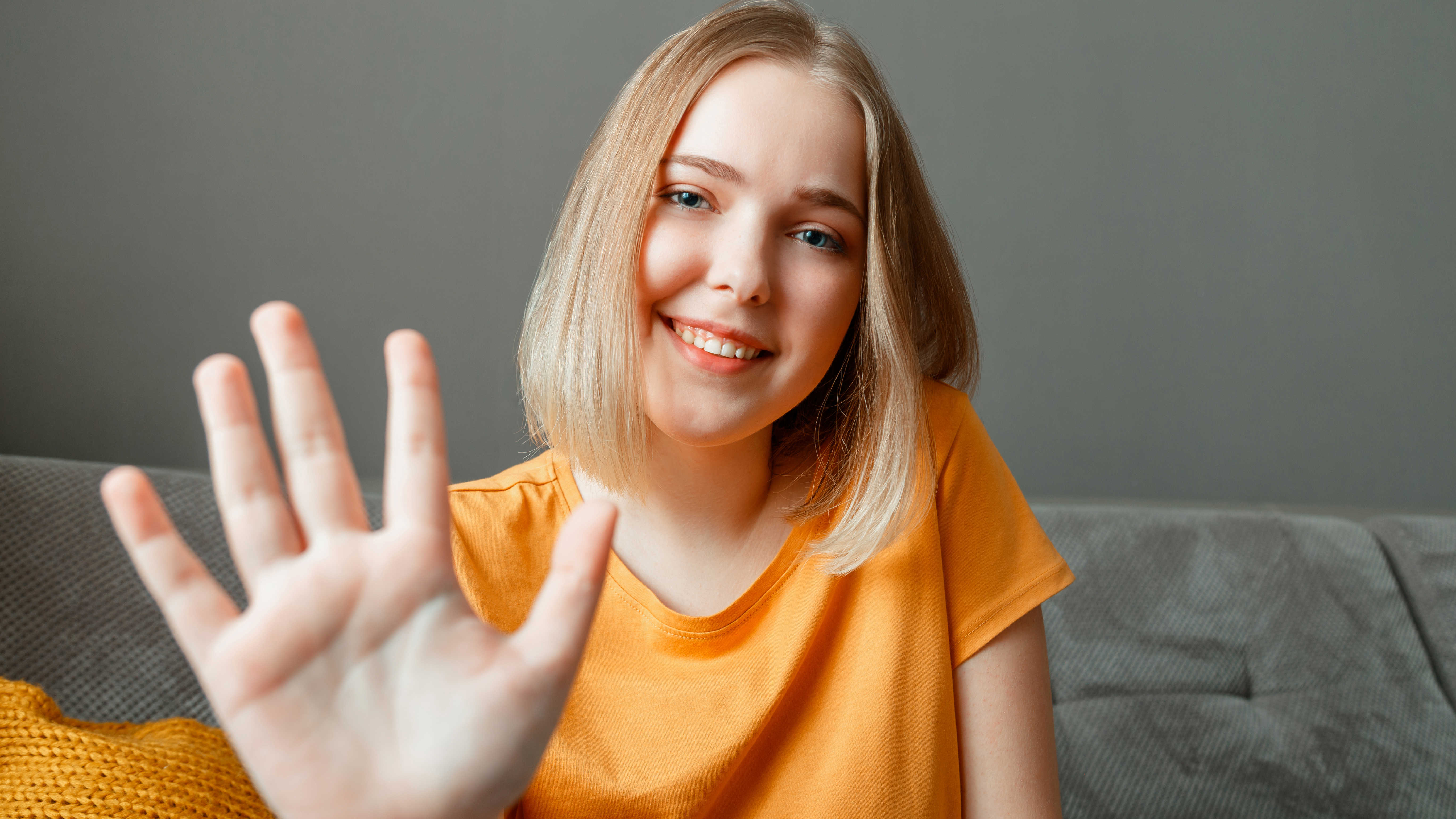 Portræt af ung pige med sin hånd løftet