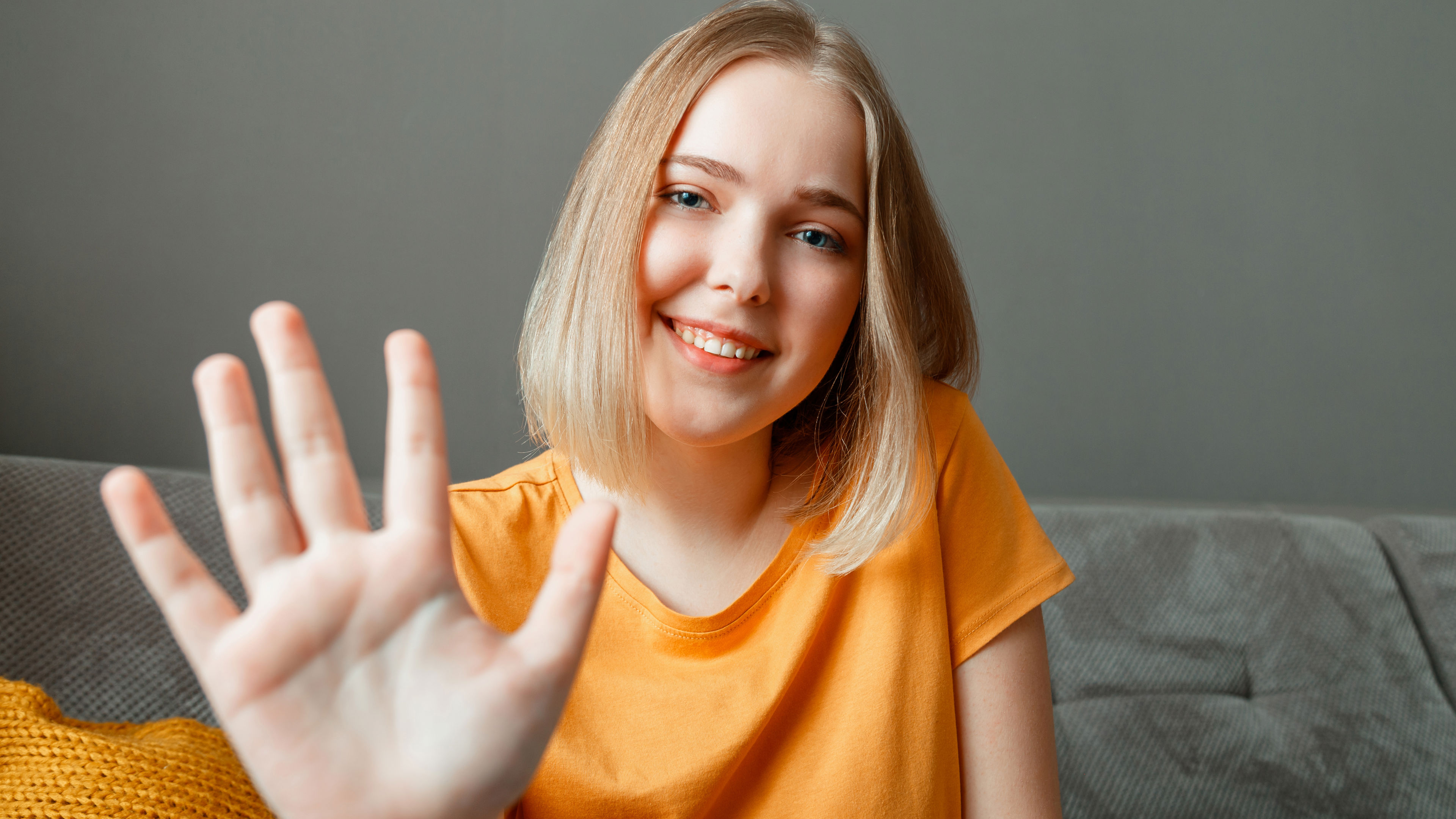 Ung smilende pige med en fremstrakt hånd