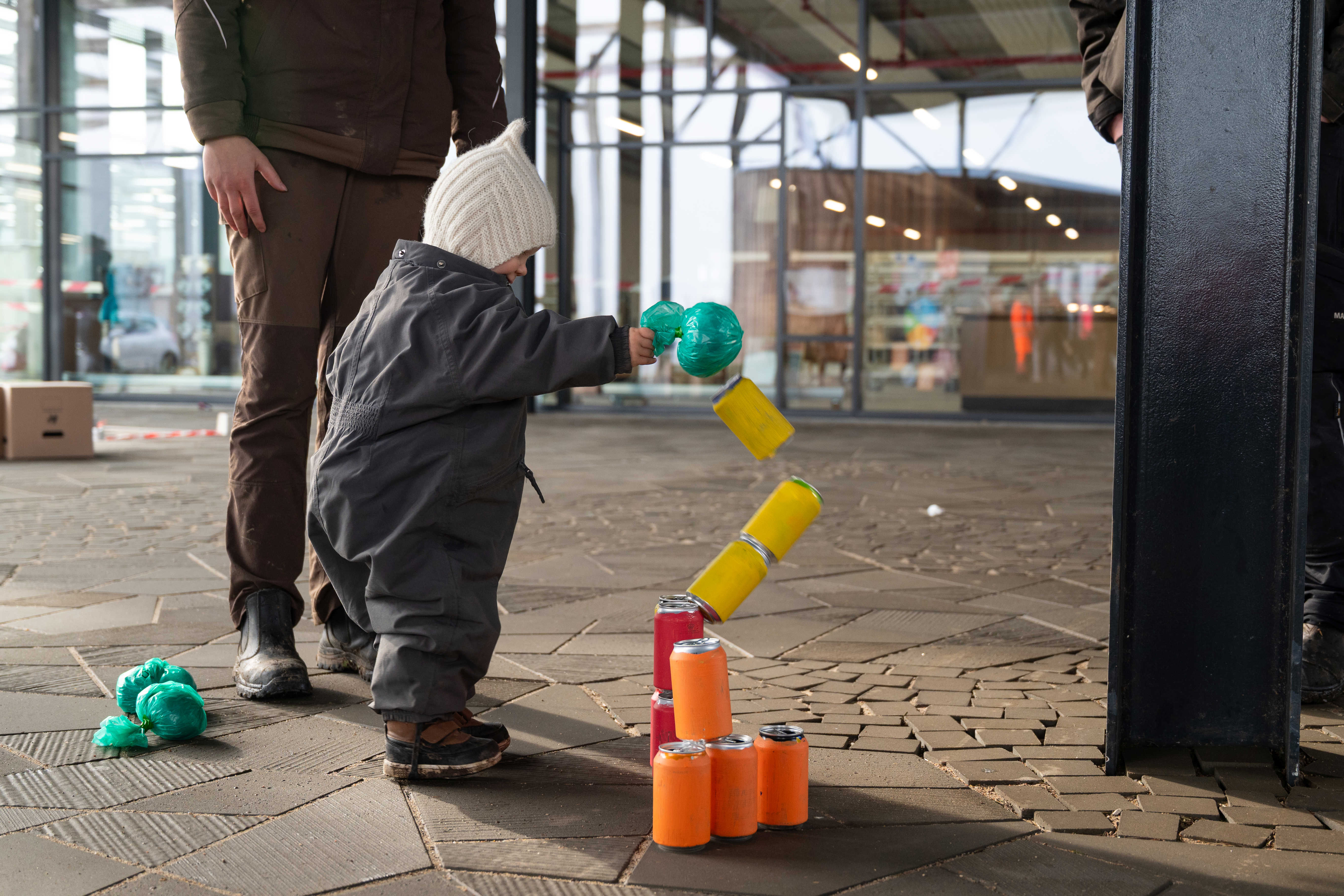 Lille barn leger med dåsekast på Torvet ved RessourceCenter Vejle i forbindelsen med fejringen af RCV's 2-års fødselsdag-