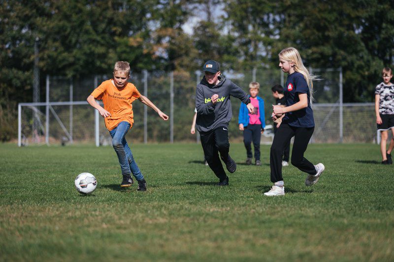 Børn der spiller fodbold